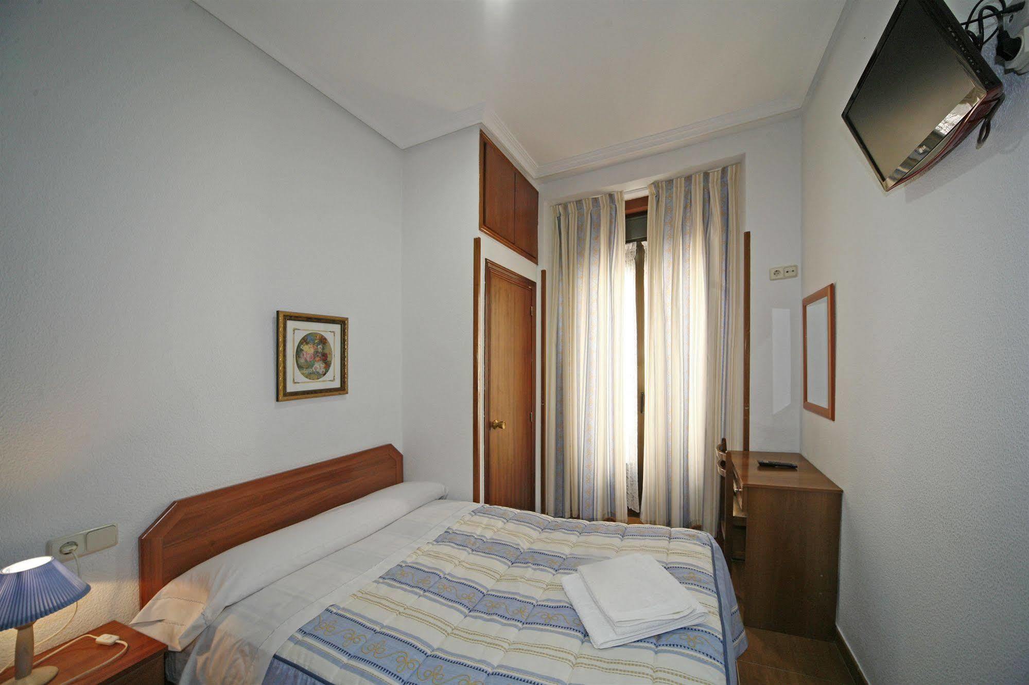 Hostal San Antonio Μαδρίτη Εξωτερικό φωτογραφία